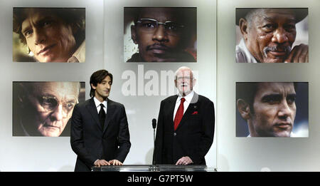 L'attore Adrien Brody, (a sinistra) e il presidente dell'Accademia delle Arti e delle Scienze della cinematografia Frank Pierson annunciano le migliori candidature di attore di supporto. Foto Stock