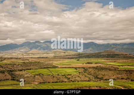 Terreni coltivati nelle colline ai piedi delle montagne andine, Ecuador, Sud America Foto Stock