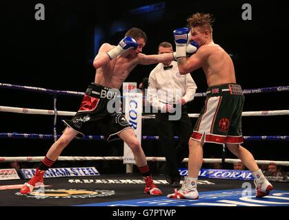 Pugilato - O2 Arena. Ragazzo Jones Jnr (a sinistra) in azione contro Joe Beedon durante il loro Super-Featherweight bout alla O2 Arena, Londra. Foto Stock