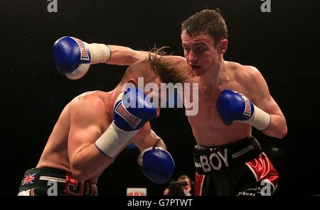 Boy Jones Jr (a destra) in azione contro Joe Beedon durante il loro Super-Featherweight Bout alla O2 Arena, Londra. Foto Stock