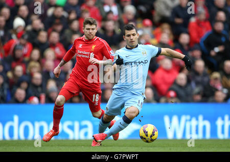 Alberto Moreno di Liverpool (a sinistra) e Sergio Aguero di Manchester City (a destra) combattono per la palla durante la partita della Barclays Premier League ad Anfield, Liverpool. Foto Stock