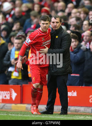 Alberto Moreno di Liverpool (a sinistra) chiacchiera con Brendan Rodgers sulla linea di contatto durante la partita della Barclays Premier League ad Anfield, Liverpool. Foto Stock