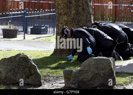 Gli agenti di polizia continuano a cercare intorno ad una proprietà in Barton Court, Bristol, come sette persone rimangono in custodia in relazione con l'indagine sulla scomparsa di teenager Becky Watts dopo la scoperta di parti del corpo ieri. Foto Stock