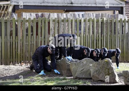 Gli agenti di polizia continuano a cercare intorno ad una proprietà in Barton Court, Bristol, come sette persone rimangono in custodia in relazione con l'indagine sulla scomparsa di teenager Becky Watts dopo la scoperta di parti del corpo ieri. Foto Stock