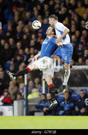 Jon Daly dei Rangers (a sinistra) e Andy Dowie della Regina del Sud combattono per la palla durante la partita del Campionato Scozzese a Ibrox, Glasgow. Foto Stock