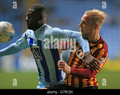 Frank Nouble di Coventry City (a sinistra) e Andrew Davies di Bradford City si battono per la palla. Foto Stock