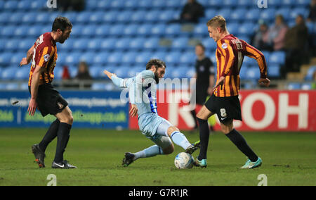 Jim o'Brien (centro) di Coventry City e Gary Liddle (destra) di Bradford City combattono per la palla. Foto Stock