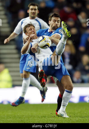 Calcio - Campionato Scozzese - Rangers / Regina del Sud - Ibrox. Darren McGregor di Rangers e la regina del sud Iain Russell combattono per la palla durante la partita del campionato scozzese a Ibrox, Glasgow. Foto Stock