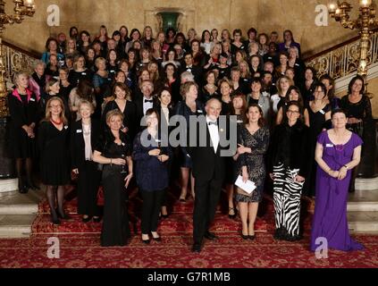 Il segretario commerciale vince Cable (centro principale) con le donne membri del consiglio di amministrazione FTSE 100 alla cena Women on Board presso Lancaster House, Stable Yard, St. James's, Londra. Foto Stock