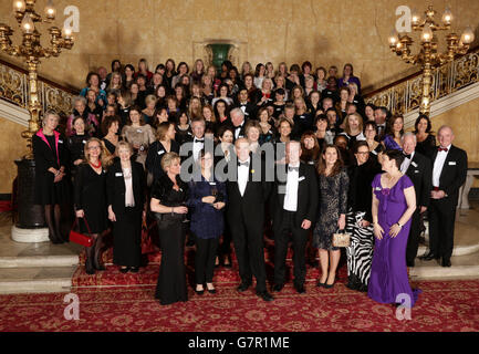 Il segretario commerciale vince Cable (centro principale) con le donne membri del consiglio di amministrazione FTSE 100 alla cena Women on Board presso Lancaster House, Stable Yard, St. James's, Londra. Foto Stock