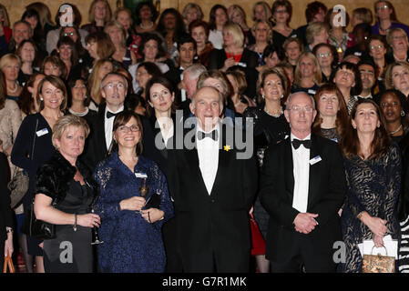 Il segretario commerciale vince Cable (centro principale) con le donne membri del consiglio di amministrazione FTSE 100 alla cena Women on Board presso Lancaster House, Stable Yard, St. James's, Londra. Foto Stock