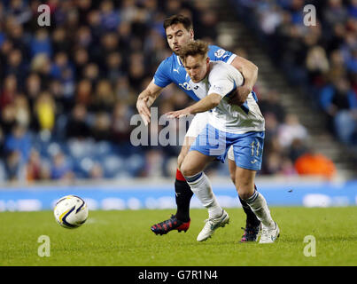 Calcio - Campionato Scozzese - Rangers / Regina del Sud - Ibrox. Darren McGregor di Rangers e la regina del sud Iain Russell combattono per la palla durante la partita del campionato scozzese a Ibrox, Glasgow. Foto Stock