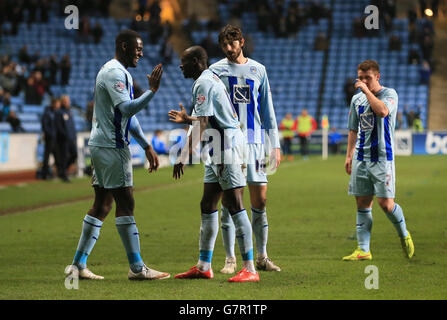 Frank Nouble di Coventry City (a sinistra) celebra il primo gol della partita contro Bradford City. Foto Stock