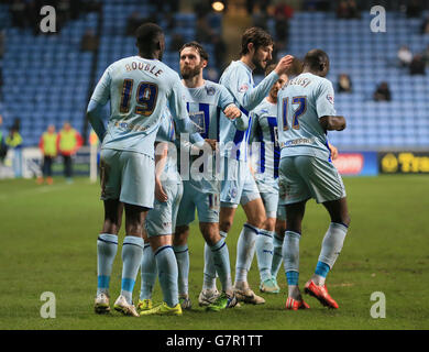 Calcio - Sky Bet League One - Coventry City / Bradford City - Ricoh Arena. Frank Nouble (a sinistra) di Coventry City celebra il suo primo obiettivo del gioco contro Bradford City. Foto Stock