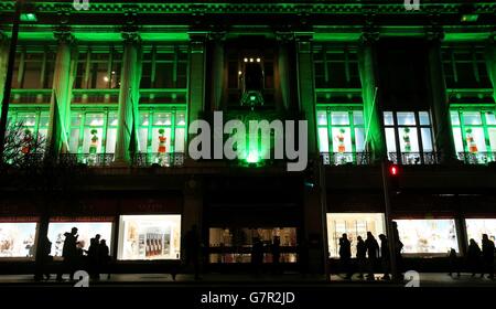 Il grande magazzino di Clery su o'Connell Street a Dublino è illuminato in verde prima del festival di San Patrizio di domani. Foto Stock