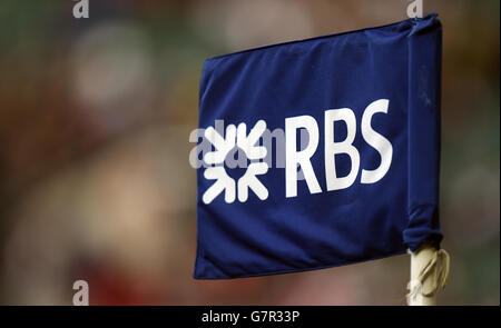 Rugby Union - 2015 RBS 6 Nations - Inghilterra / Scozia - Twickenham. Vista generale di una RBS (Royal Bank of Scotoand) con bandiera ad angolo a marchio Pitchside Foto Stock