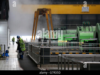 La sala delle turbine, in qualità di vice primo ministro John Swinney, ha visitato la centrale di Longannet a Fife. Foto Stock