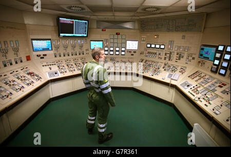 David Straignt nella sala di controllo come vice primo ministro John Swinney ha visitato la centrale elettrica di Longannet a Fife. Foto Stock