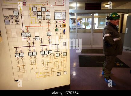 La sala di controllo come vice primo ministro John Swinney ha visitato la centrale elettrica di Longannet a Fife. Foto Stock