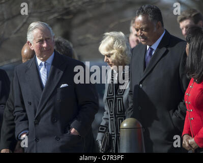 Il Principe di Galles e la Duchessa di Cornovaglia con il leader dei diritti civili Dr. Jesse Jackson (terza a sinistra) durante una visita al Martin Luther King Memorial, Washington DC, il secondo giorno di una visita di quattro giorni negli Stati Uniti. Foto Stock