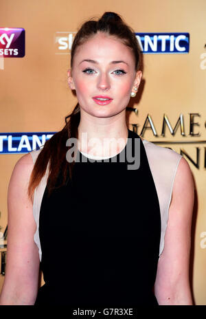 Sophie Turner alla prima mondiale della quinta serie di Troni di Spade alla Torre di Londra. PREMERE ASSOCIAZIONE foto. Data immagine: Mercoledì 18 marzo 2015. Guarda la storia di PA SHOWBIZ Thrones. Il credito fotografico dovrebbe essere: Ian West/PA Wire Foto Stock