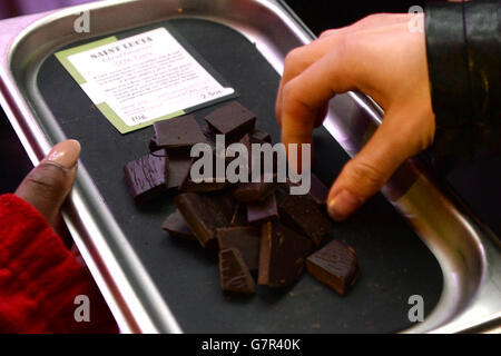 Un vassoio di cioccolato mentre gli ospiti assistono ad un'anteprima dell'esperienza di degustazione del cioccolato dell'Hotel Chocolat in una capsula del London Eye, che apre questa Pasqua dal 4 aprile. Foto Stock