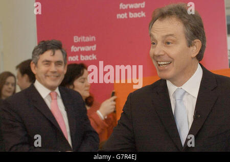 Tony Blair e Gordon Brown incontrano attivisti del Partito laburista a Battersea. Foto Stock