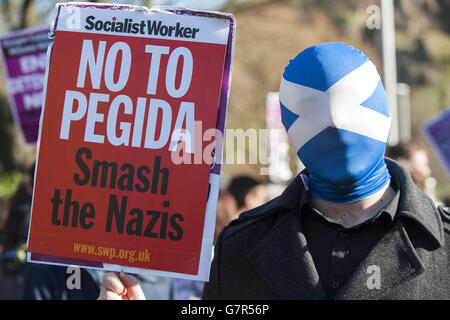 I partecipanti all'United Against Fascism (UAF) marciano a Edimburgo mentre si riunivano per fornire una contromisura al previsto rally di Pegida Scotland che non si è svolto. Foto Stock