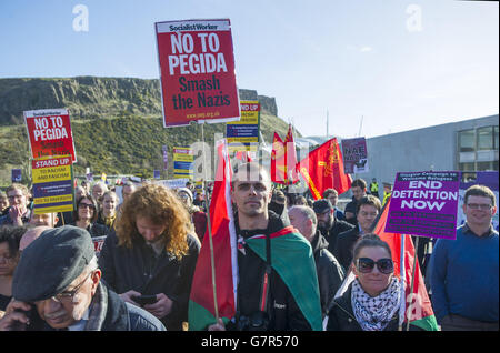 I partecipanti all'United Against Fascism (UAF) marciano a Edimburgo mentre si riunivano per fornire una contromisura al previsto rally di Pegida Scotland che non si è svolto. Foto Stock