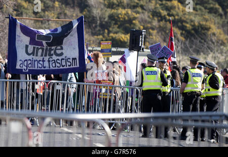 I partecipanti all'United Against Fascism (UAF) marciano a Edimburgo mentre si riunivano per fornire una contromisura al previsto rally di Pegida Scotland che non si è svolto. Foto Stock