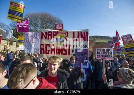 I partecipanti all'United Against Fascism (UAF) marciano a Edimburgo mentre si riunivano per fornire una contromisura al previsto rally di Pegida Scotland che non si è svolto. Foto Stock