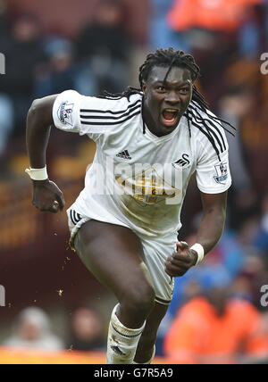 Il Bafetimbi Gomis di Swansea City festeggia il raggiungimento dell'obiettivo di apertura della sua squadra durante la partita della Barclays Premier League a Villa Park, Birmingham. Foto Stock