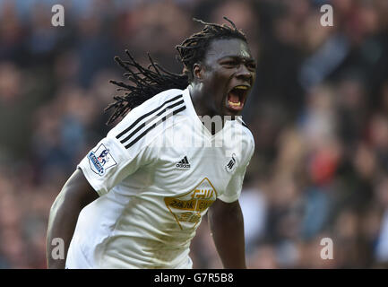 Il Bafetimbi Gomis di Swansea City festeggia il raggiungimento dell'obiettivo di apertura della sua squadra durante la partita della Barclays Premier League a Villa Park, Birmingham. Foto Stock