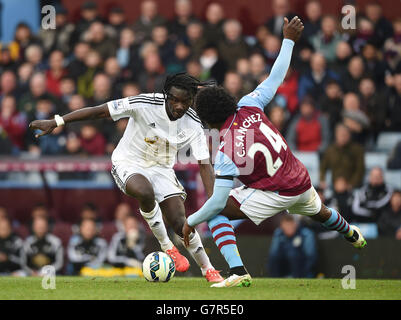 Bafetimbi Gomis di Swansea City (a sinistra) combatte con Carlos Sanchez di Aston Villa (a destra) durante la partita della Barclays Premier League a Villa Park, Birmingham. Foto Stock