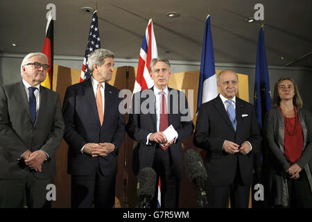 (Da sinistra a destra) il ministro degli Affari esteri tedesco Frank-Walter Steinmeier, il segretario di Stato americano John Kerry, il segretario agli Affari esteri Philip Hammond, Il Ministro degli esteri francese Laurent Fabius e l'Alto rappresentante dell'Unione europea per gli affari esteri e la politica di sicurezza Federica Mogherini si allineano mentre Hammond legge una dichiarazione ai media in attesa dei colloqui avuti all'aeroporto di Heathrow, Londra, in merito al ciclo di negoziati recentemente concluso con l'Iran sul loro programma nucleare. Foto Stock