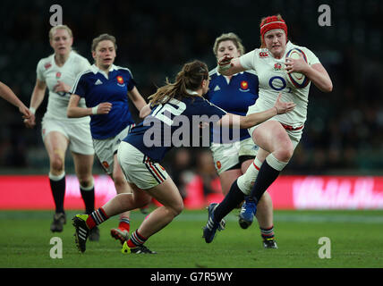 Rugby Union - 2015 RBS sei Nazioni - Inghilterra Donne / Francia Donne - Stadio di Twickenham. Harriet Millar-Mills in Inghilterra è affrontato da Elodie Poublan in Francia durante la partita RBS Six Nations del 2015 al Twickenham Stadium di Londra. Foto Stock