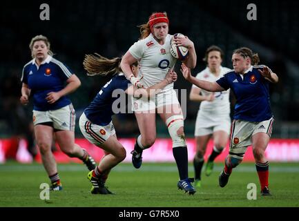 Rugby Union - 2015 RBS sei Nazioni - Inghilterra Donne / Francia Donne - Stadio di Twickenham. Harriet Millar-Mills in Inghilterra è affrontato da Elodie Poublan in Francia durante la partita RBS Six Nations del 2015 al Twickenham Stadium di Londra. Foto Stock