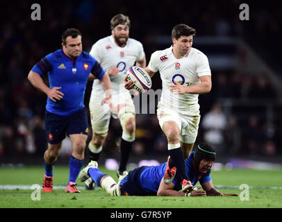 Il ben Youngs dell'Inghilterra si allontana dal Thierry Dusautoir francese per provare durante la partita RBS Six Nations del 2015 al Twickenham Stadium di Londra. Foto Stock