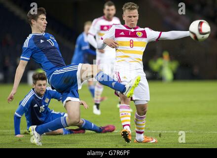 Scotland's Matt Ritchie (a destra) e Stuart Dallas dell'Irlanda del Nord (a sinistra) durante l'International friendly a Hampden Park, Glasgow. Foto Stock