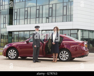 Consegna della flotta di Little's Chauffeur Lexus al Maxim Park vicino a Glasgow, Scozia. Foto Stock