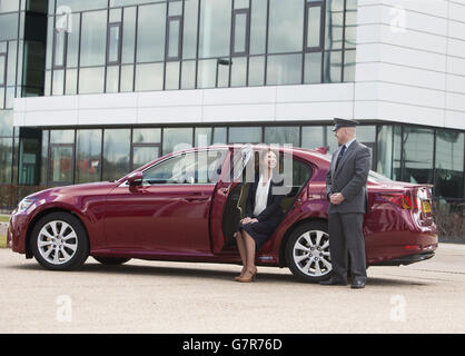 Consegna della flotta di Little's Chauffeur Lexus al Maxim Park vicino a Glasgow, Scozia. Foto Stock