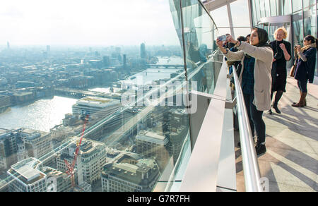 I turisti scattano foto dalla terrazza esterna dello Sky Garden al 20 di Fenchurch Street, conosciuta anche come l'edificio 'Walkie Talkie', nel centro di Londra. PREMERE ASSOCIAZIONE foto. Data foto: Mercoledì 25 marzo 2015. Il credito fotografico deve essere: Dominic Lipinski/PA Wire Foto Stock