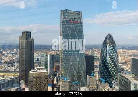 Vista generale della Torre 42 (da sinistra a destra), il Leadenhall Building, conosciuto anche come 'il Cheesegrater' e 30 St Mary Axe, conosciuto anche come 'il Gherkin' nella Citta' di Londra, visto dallo Sky Garden al 20 Fenchurch Street. PREMERE ASSOCIAZIONE foto. Data immagine: Mercoledì 25 marzo 2015. Il credito fotografico dovrebbe essere: Dominic Lipinski/PA Wire Foto Stock