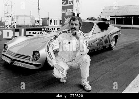 Sammy Miller, 34 anni, del New Jersey, USA, di fronte alla sua auto a razzo 'Vanishing Point' al circuito di Santa Pod, Bedfordshire. Sta facendo una corsa di prova per il suo tentativo di battere il record di 300mph. Foto Stock