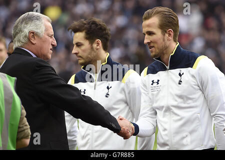 Calcio - Capital One Cup - finale - Chelsea v Tottenham Hotspur - Stadio di Wembley. L'ex portiere Ray Clemence (a sinistra) scuote la mano di Harry Kane di Tottenham Hotspur. Foto Stock