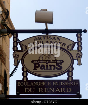 LILLE, FRANCIA - 08 GIUGNO 2014: Interessante cartello fuori Boulangerie du Renard panetteria in Rue Saint-Genois Foto Stock