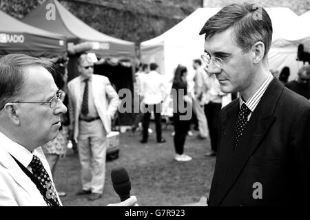 Canale 4 emittente e giornalista Michael Crick interviste Tory MP Giacobbe Rees-Mogg circa il risultato del referendum dell'UE. Foto Stock