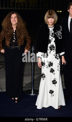 Nicole Farhi (a sinistra) e Anna Wintour arrivano al gala di raccolta fondi Fast Forward del National Theatre, nel centro di Londra. Foto Stock