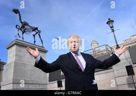 Il sindaco di Londra Boris Johnson svela il "Cavallo da regalo" di Hans Haacke, che è diventato la decima scultura ad essere installata sul quarto basamento di Trafalgar Square, a Londra. Foto Stock