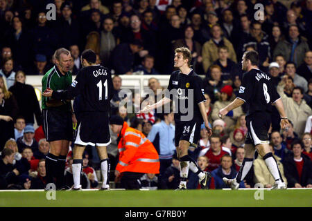 Calcio - fa Barclays Premiership - Arsenal / Manchester United - Highbury. Wayne Rooney (r) del Manchester United è prenotato dall'arbitro Graham poll (l) come Ryan Giggs ha detto Foto Stock